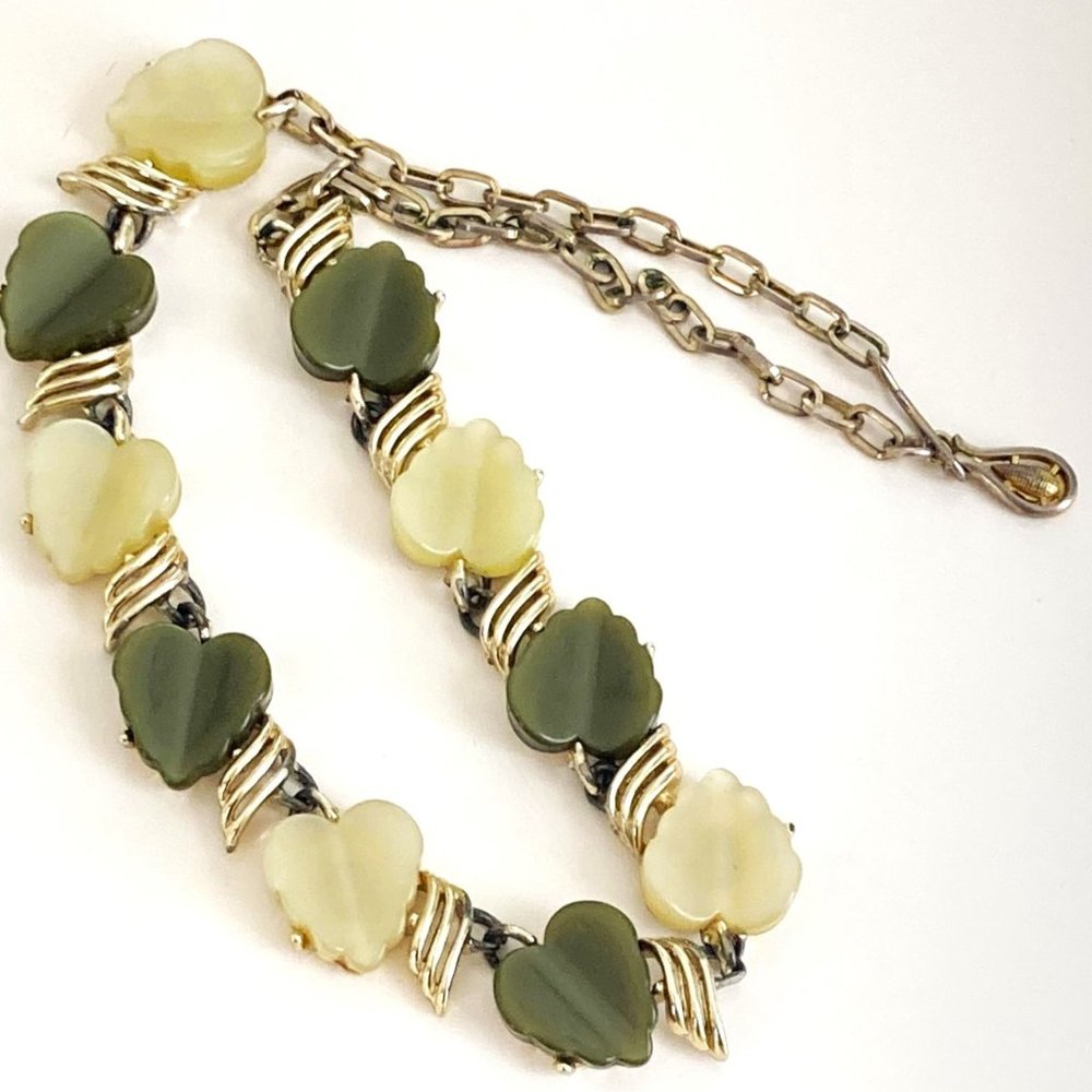Coro necklace of lovely thermoset leaves